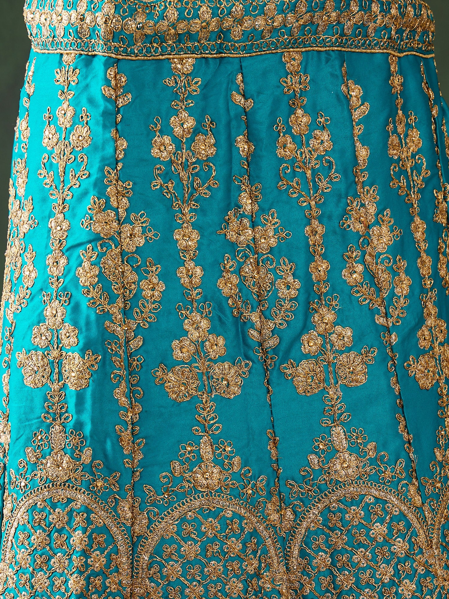 Neel-Ruhani Lehenga
